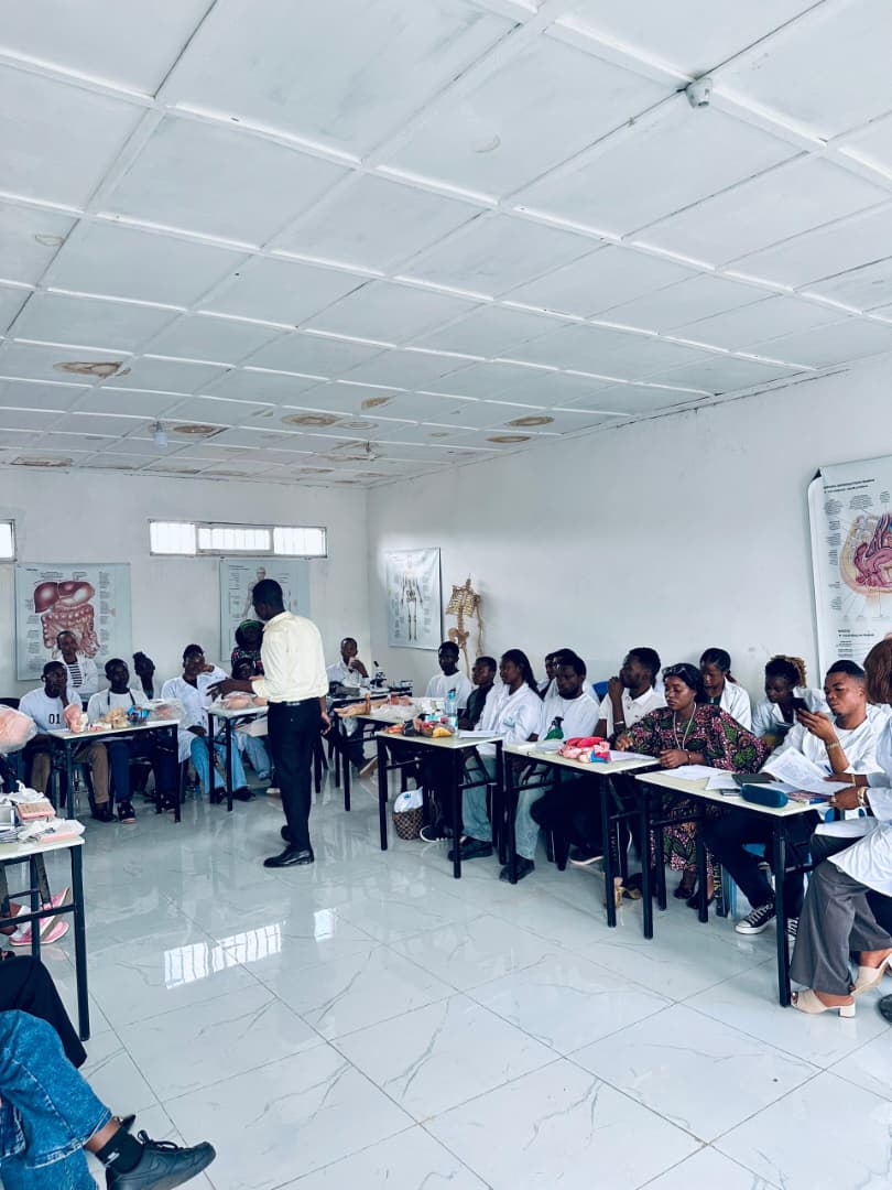 Formateur animant un atelier devant les membres du club en salle de travaux pratiques