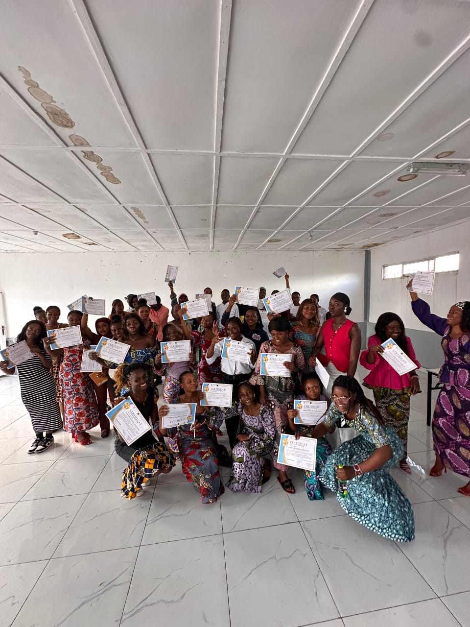 Participants posant avec leurs certificats à la fin de l'atelier QGIS